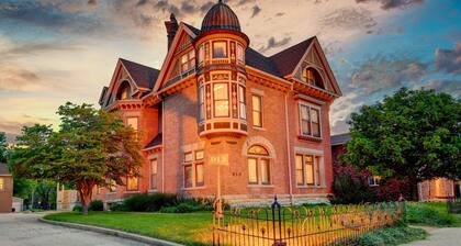 Charming Downtown Stay | Victorian Beauty & Modern Comfort