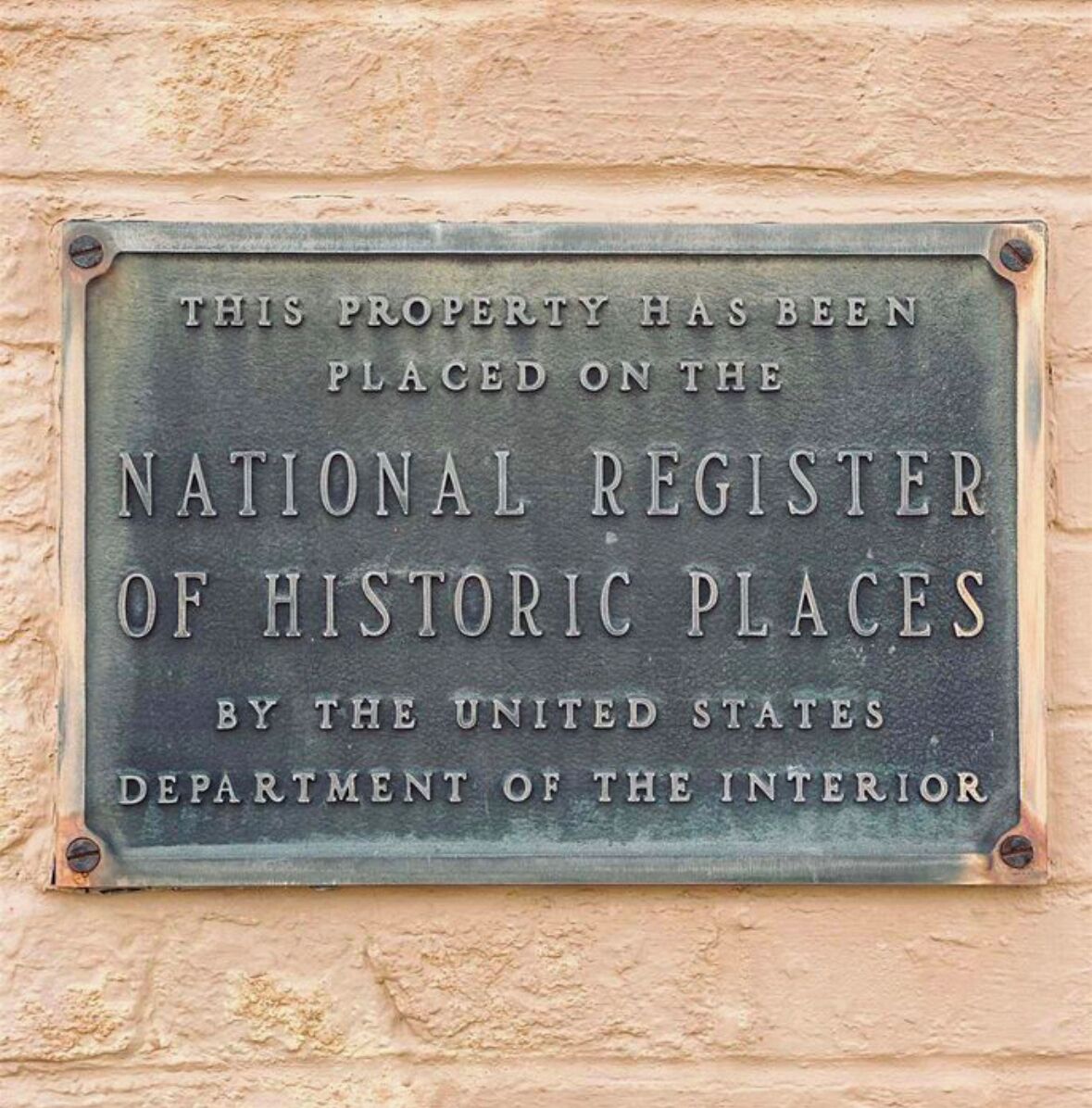 Una placa en la pared indica que la propiedad está inscrita en el Registro Nacional de Lugares Históricos.