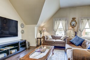 Smart TV, video games, books, music library - Charming Downtown Stay | Victorian Beauty & Modern Comfort (Springfield)