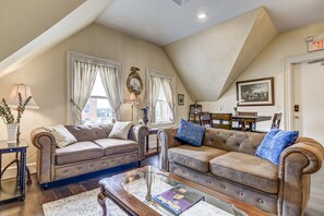 Smart TV, video games, books, music library - Charming Downtown Stay | Victorian Beauty & Modern Comfort (Springfield)