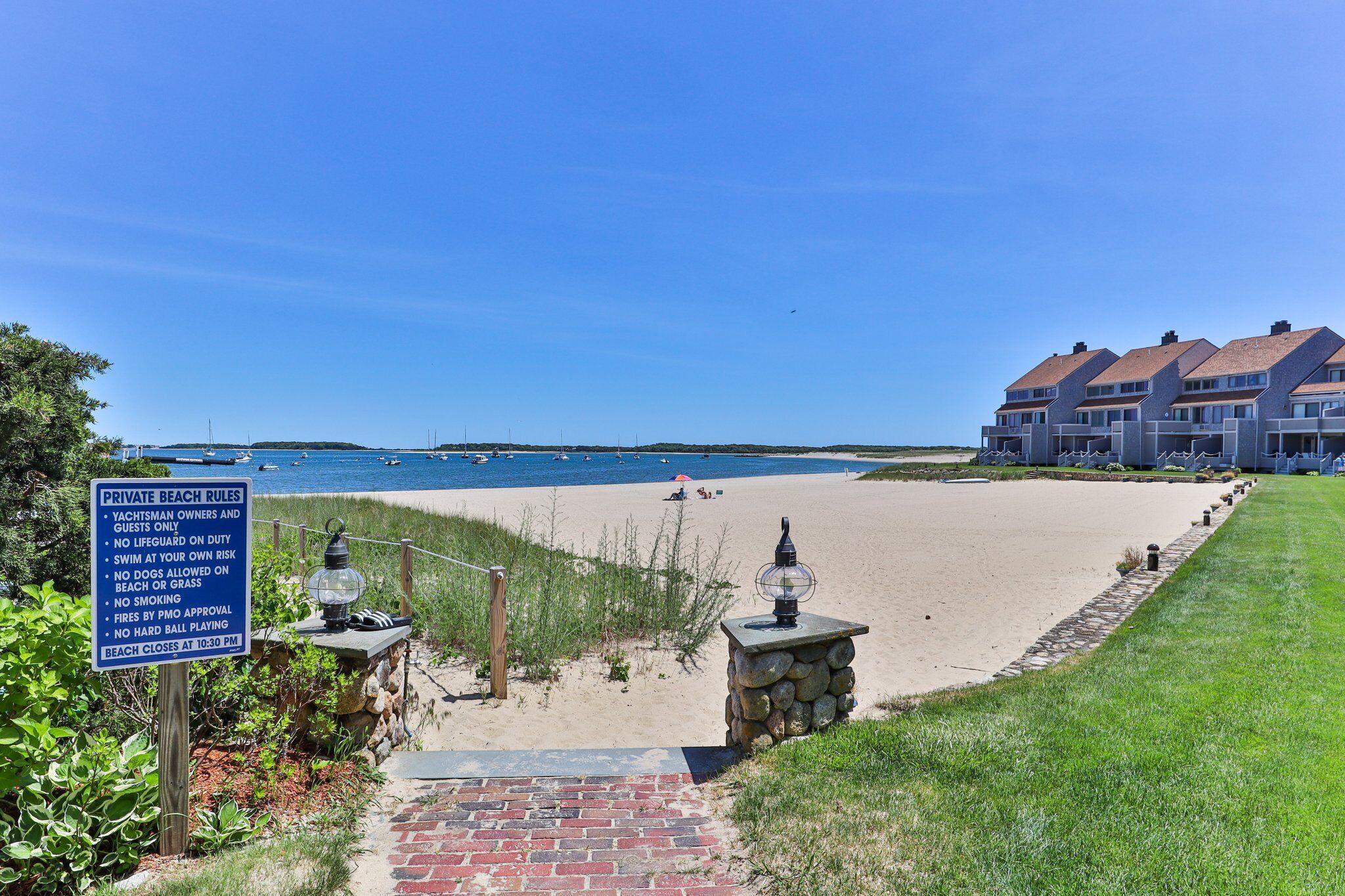 Poolside 2BD--A/C, Private Balcony, Association Beach & Pool