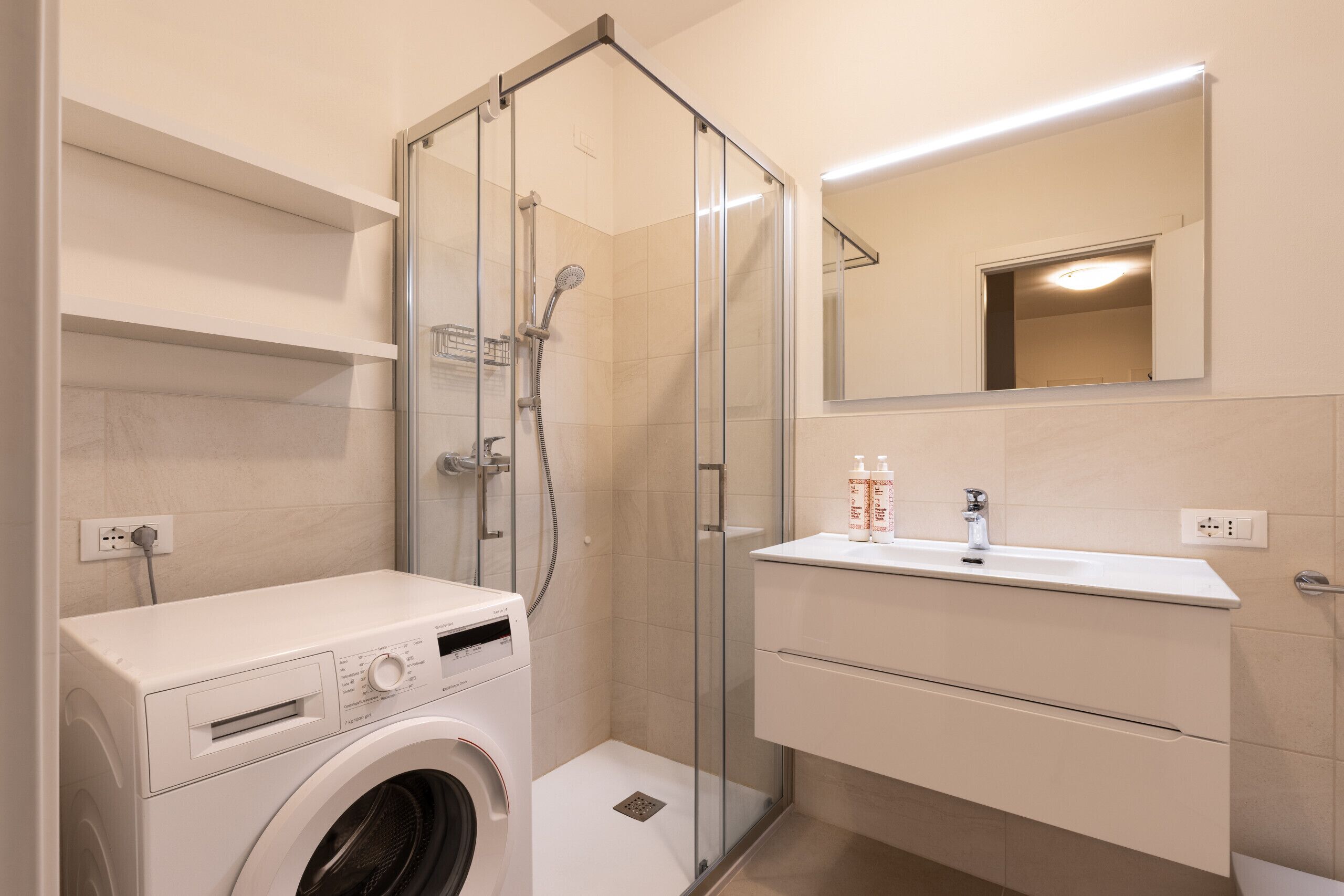 Een douche, een bidet, handdoeken, zeep
