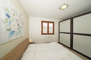 Tabla de planchar con plancha, wifi gratis y ropa de cama 