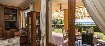 Le Ortensie 1 Apartment by Wonderful Italy