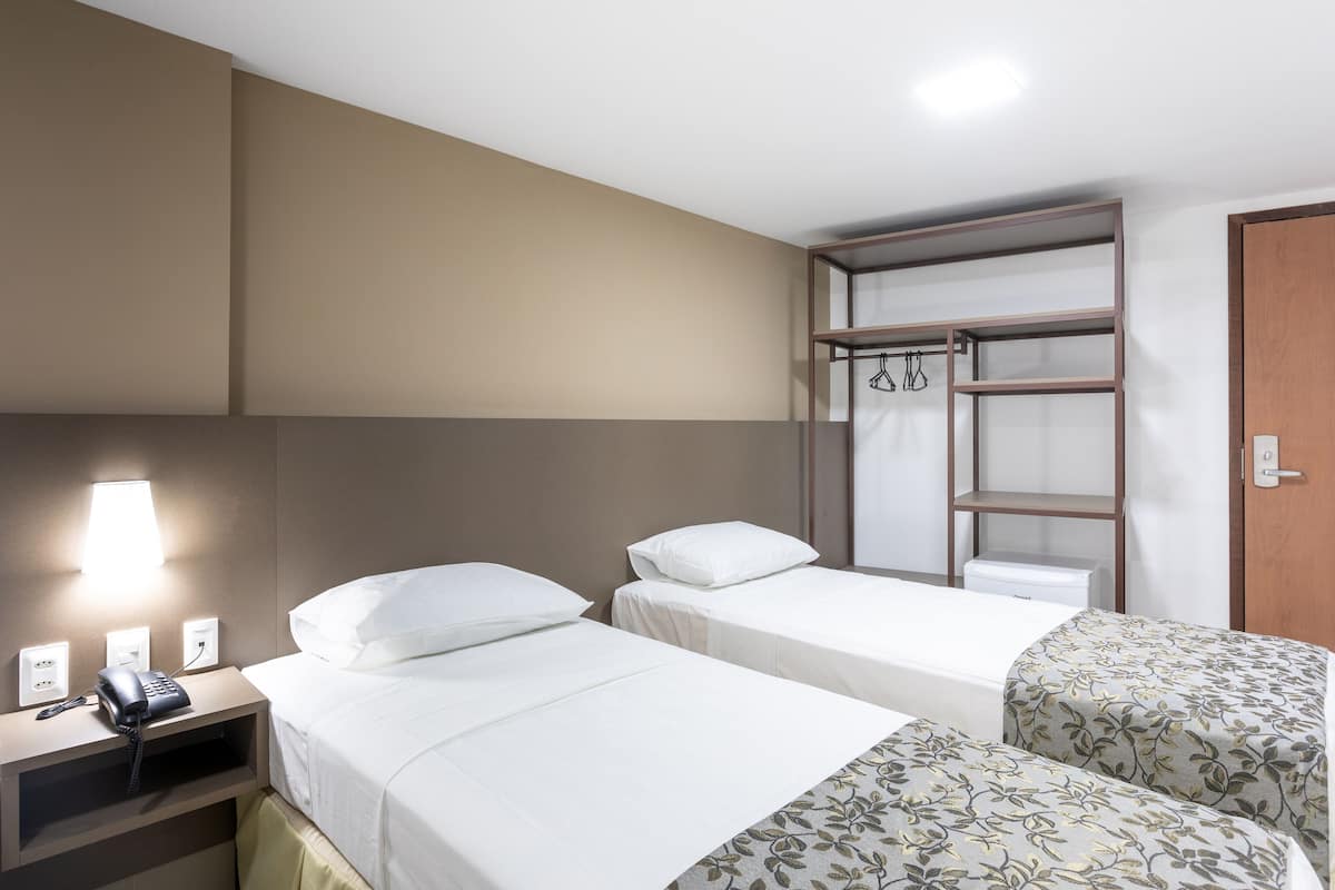 Standaard kamer, 1 twee- of 2 eenpersoonsbedden | Een minibar, een bureau, gratis wifi, beddengoed