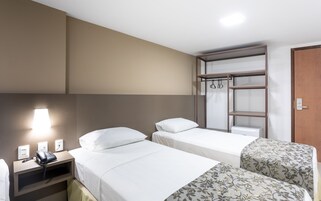 Camera Standard con letto matrimoniale o 2 letti singoli | Minibar, una scrivania, Wi-Fi gratuito, lenzuola