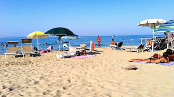 Una spiaggia nelle vicinanze, lettini da mare