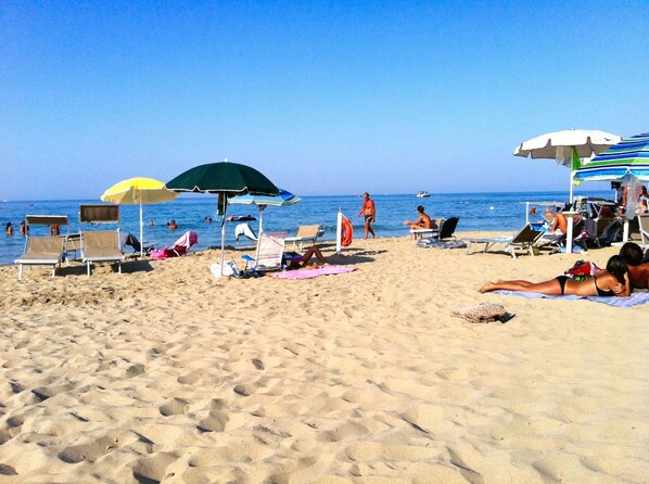 Una spiaggia nelle vicinanze, lettini da mare