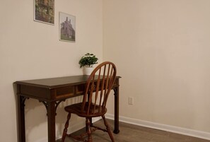 Dining - Hidden Gem w/ Full kitchen, fast wifi, workspace and firepit (Candler)