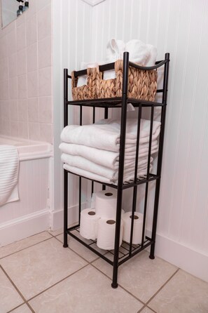 Combined shower/tub, jetted tub, hair dryer, towels - Hidden Gem w/ Full kitchen, fast wifi, workspace and firepit (Candler)