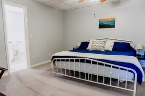 1 bedroom, desk, iron/ironing board, travel cot - Hidden Gem w/ Full kitchen, fast wifi, workspace and firepit (Candler)