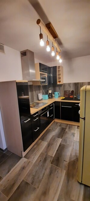 Kühlschrank, Mikrowelle, Ofen, Herdplatte