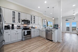 冰箱、微波炉、烤箱、炉灶