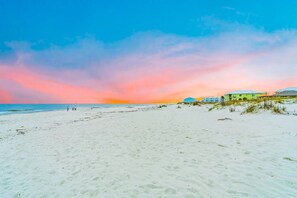 在海滩、沙滩椅、沙滩毛巾