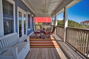 屋外ダイニングエリア