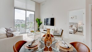 Een modern appartement met een eetgedeelte, een woongedeelte en een slaapkamer.