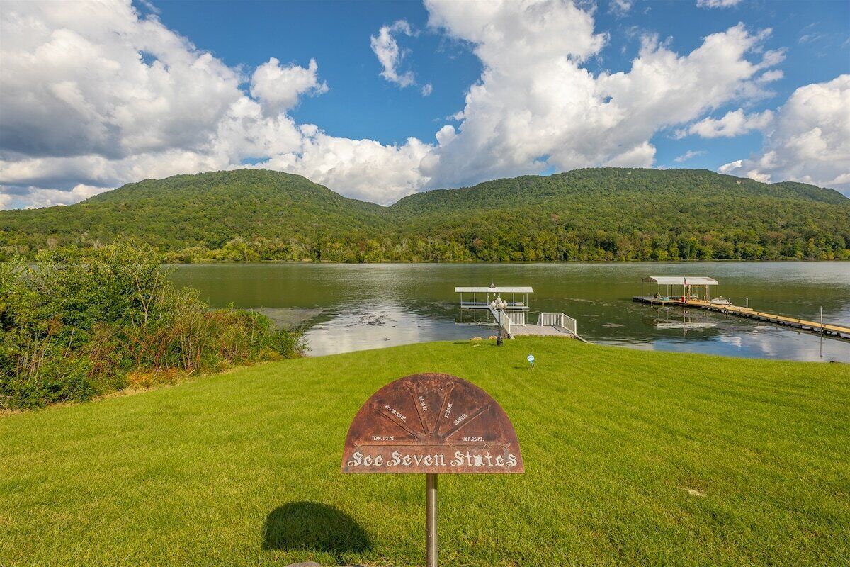 المنطقة المحيطة بالمنشأة