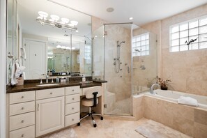 Combined shower/bathtub, towels