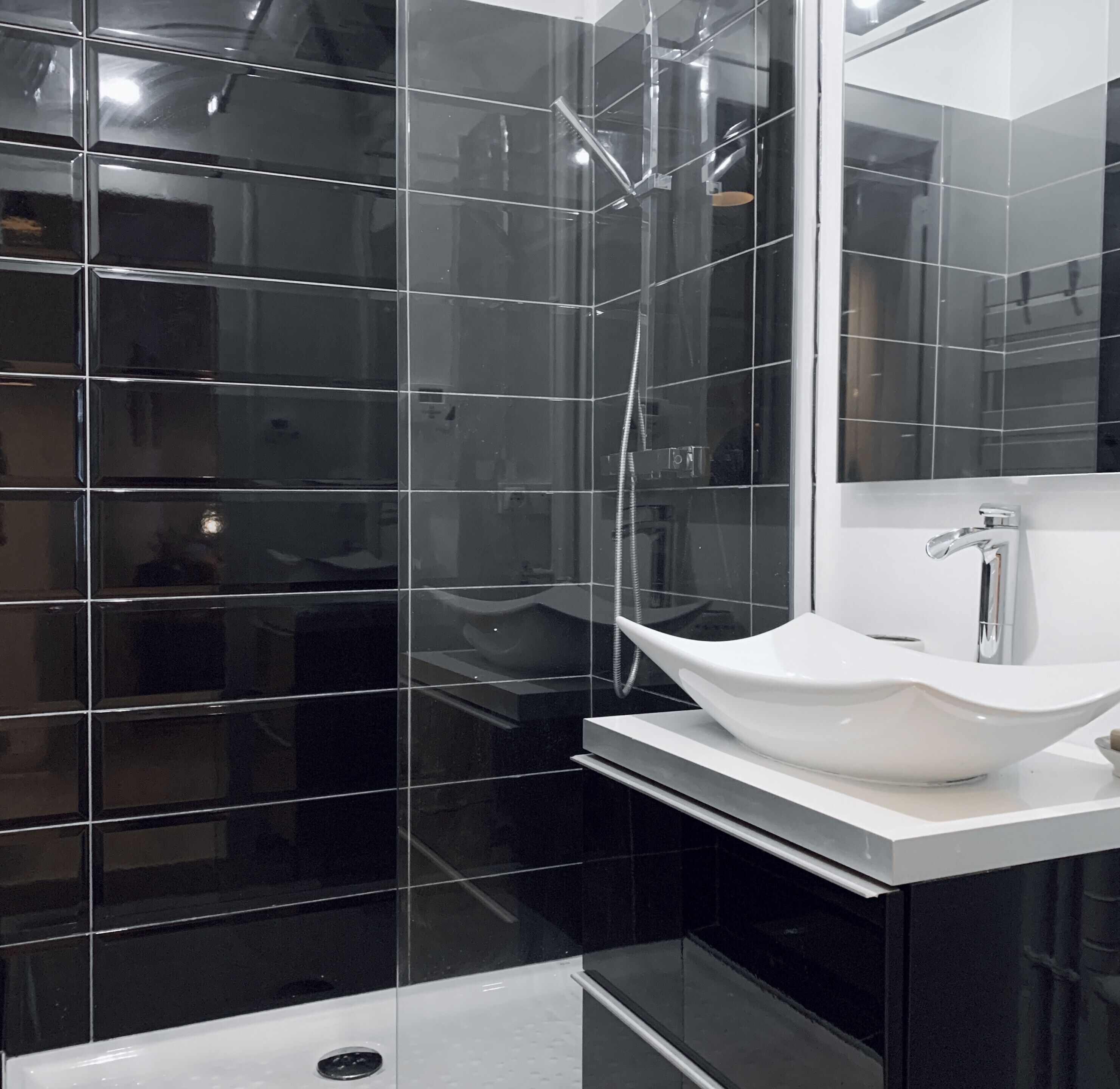 Dusche, kostenlose Toilettenartikel, Handtücher