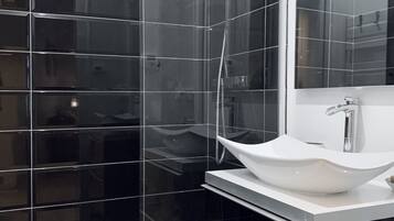 Dusche, kostenlose Toilettenartikel, Handtücher