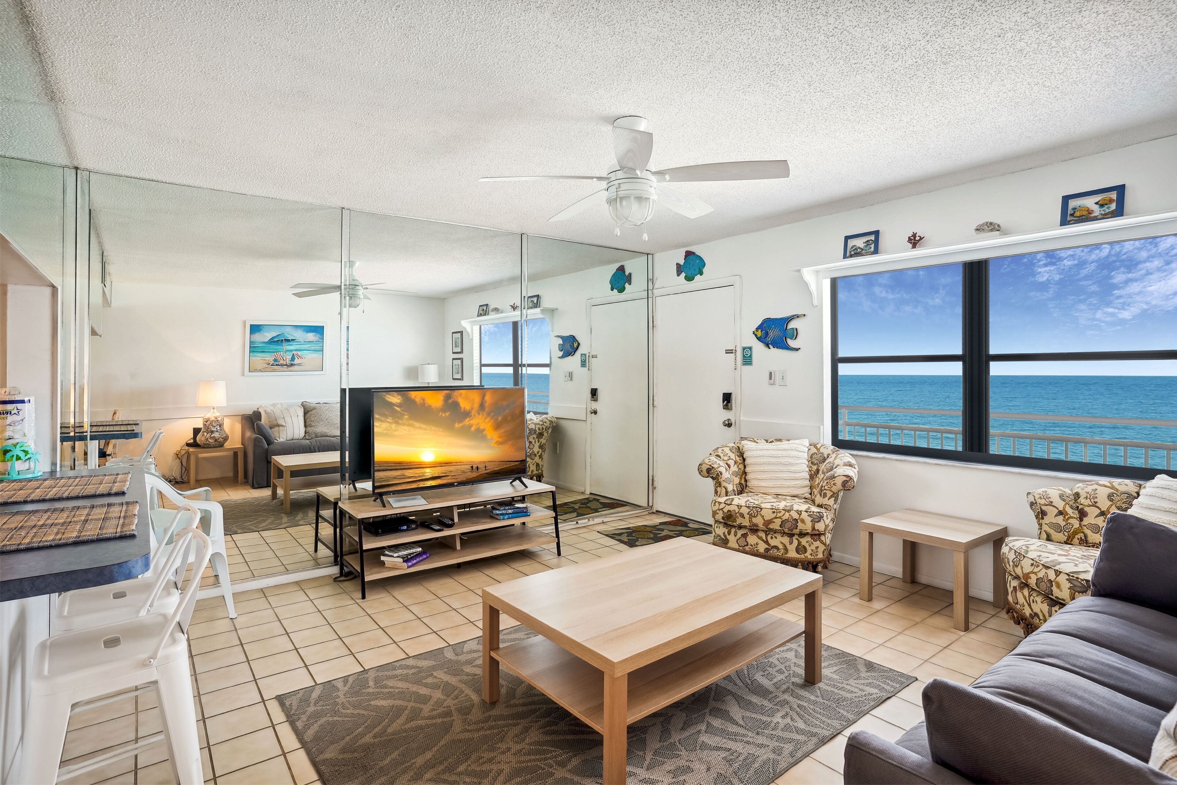 Sunset Chateau 409 Popular Sunset Beach, Walk to Caddy's, Beach Front!