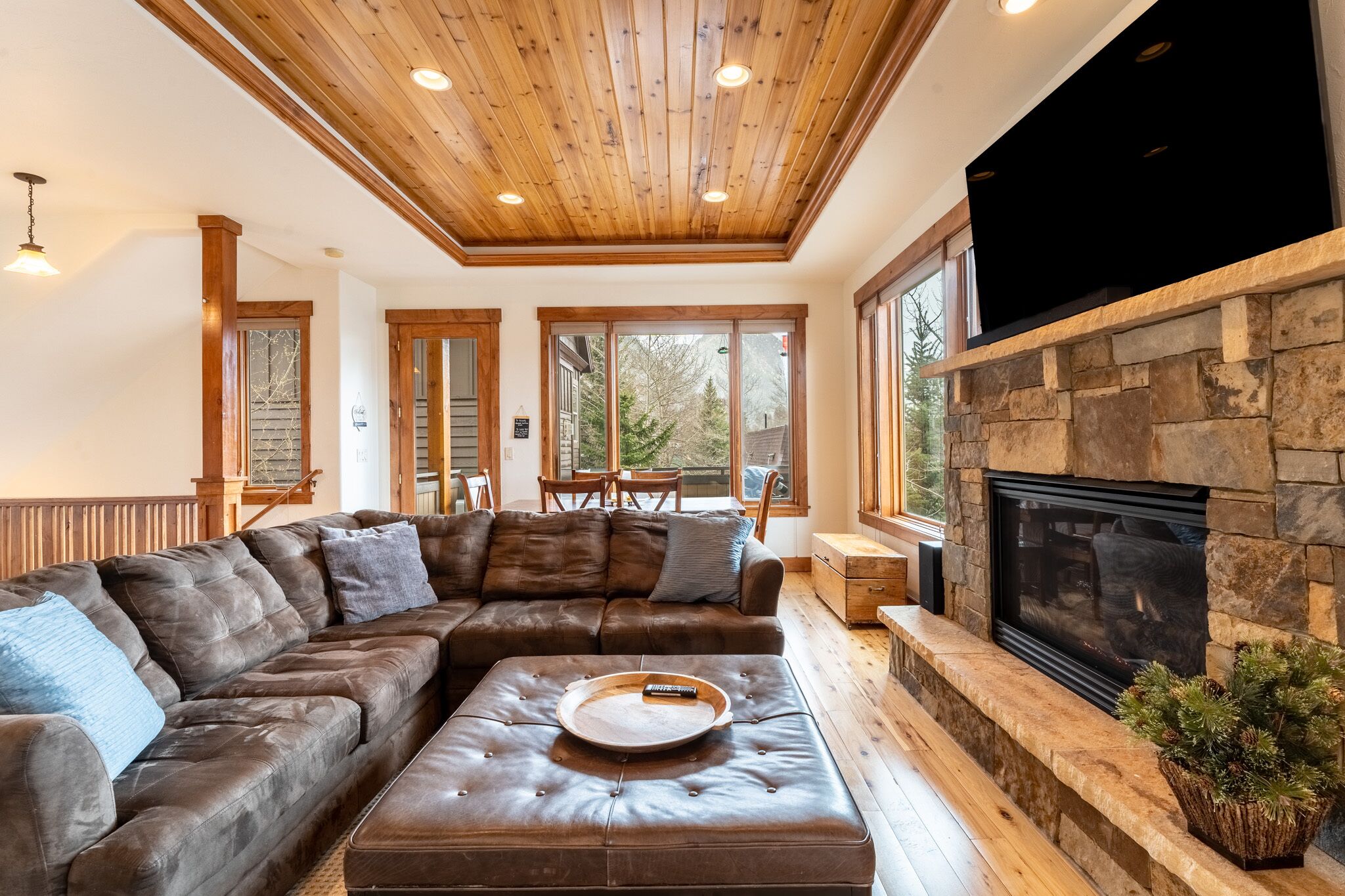 Three Story Luxury Mountain Home; 1 Block off Main Street, 3 Private Decks