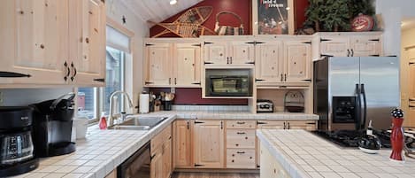 House, 3 Bedrooms | Private kitchen | Fridge, oven, coffee/tea maker, toaster