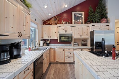 Beautifully Updated 6 Todd Home with Hot Tub and Easy Access to SHARC by RedAwning