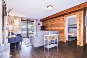 Smart-TV, peis, DVD-spiller og fotballspill