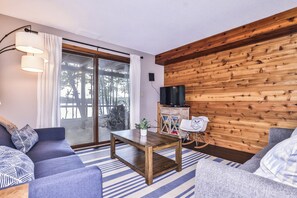 Smart TV, chimenea, reproductor de DVD y futbolito 