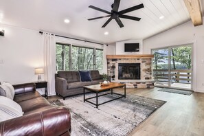 Smart TV, chimenea, reproductor de DVD y futbolito 