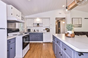 Refrigerador, microondas, horno y parrilla de estufa 