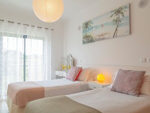 2 habitaciones, tabla de planchar con plancha, cuna de viaje y wifi 