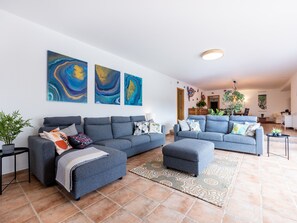 Fernseher, Kamin, DVD-Player, Bücher