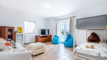 5 makuuhuonetta, silitysrauta/-lauta, vauvan matkasänky, Wi-Fi