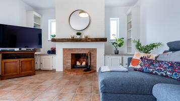 Una televisión, una chimenea, un reproductor de DVD, libros