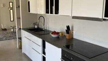 Kühlschrank, Ofen, Herdplatte, Wasserkocher mit Kaffee-/Teezubehör