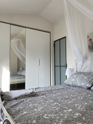 1 habitación, tabla de planchar con plancha y ropa de cama