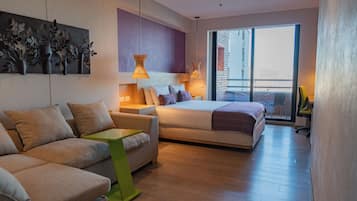 Premium Room | Minibar, in-room safe, desk, laptop workspace