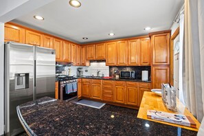 ثلاجة، ميكروويف، فرن، موقد طهي مسطح