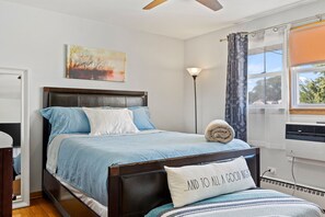 4 habitaciones, escritorio y tabla de planchar con plancha 