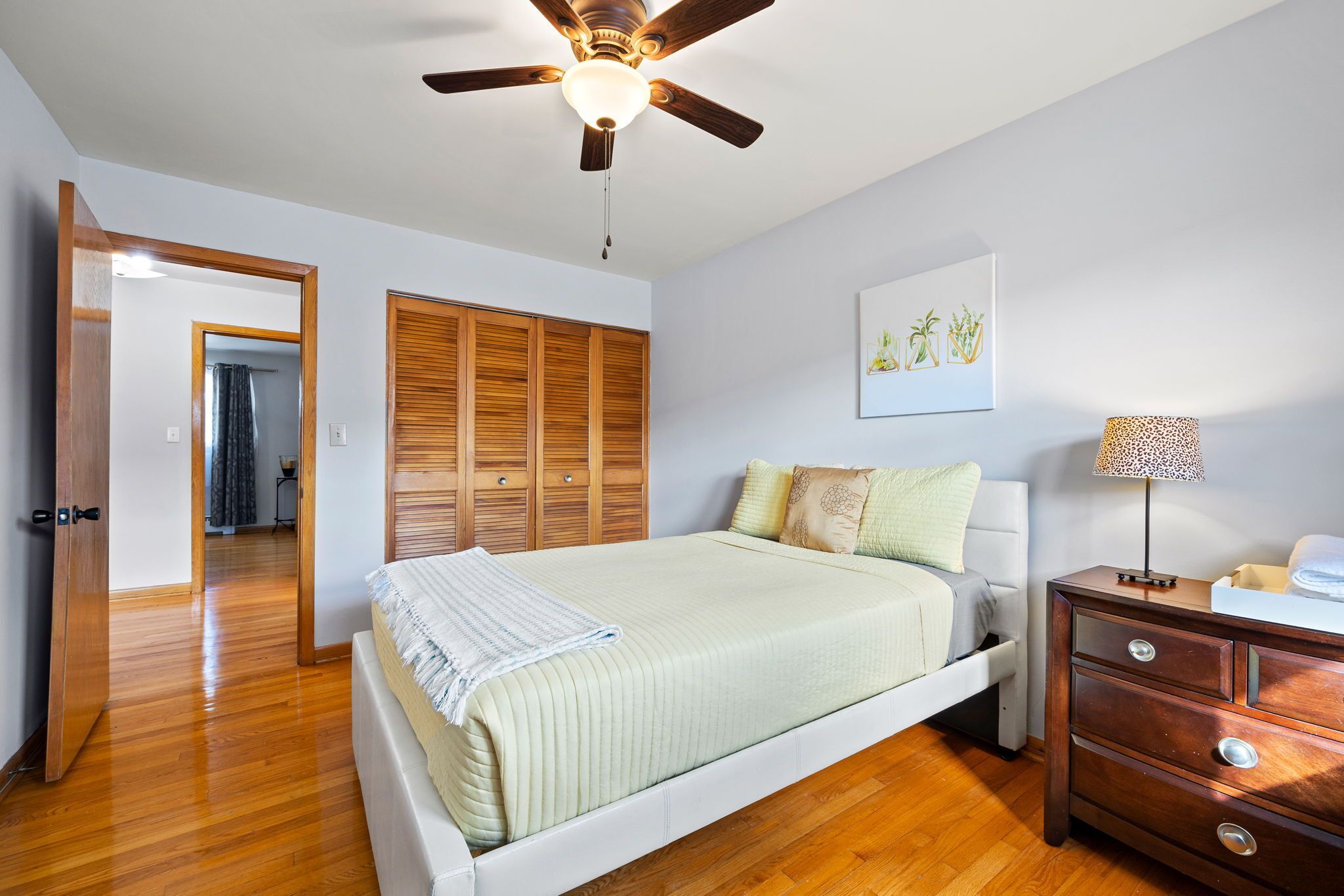 3 bedrooms, desk, iron/ironing board, travel crib