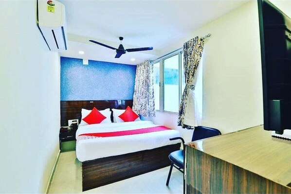 Escritorio, wifi gratis, ropa de cama