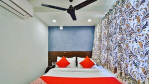 Escritorio, wifi gratis y ropa de cama 