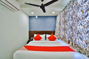 Habitación Deluxe doble, 1 cama de matrimonio grande, vistas a la ciudad | Escritorio, wifi gratis, ropa de cama