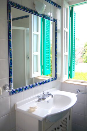 Douche, sĂšche-cheveux, bidet, serviettes fournies