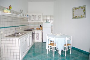 Refrigerador, horno, placa de cocina, tetera/pava eléctrica