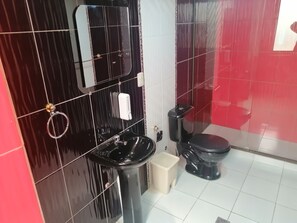 Habitación triple Deluxe | Baño | Ducha y toallas