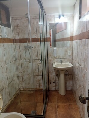Chambre Double Exécutive, 1 très grand lit, vue ville | Salle de bain | Douche, serviettes fournies