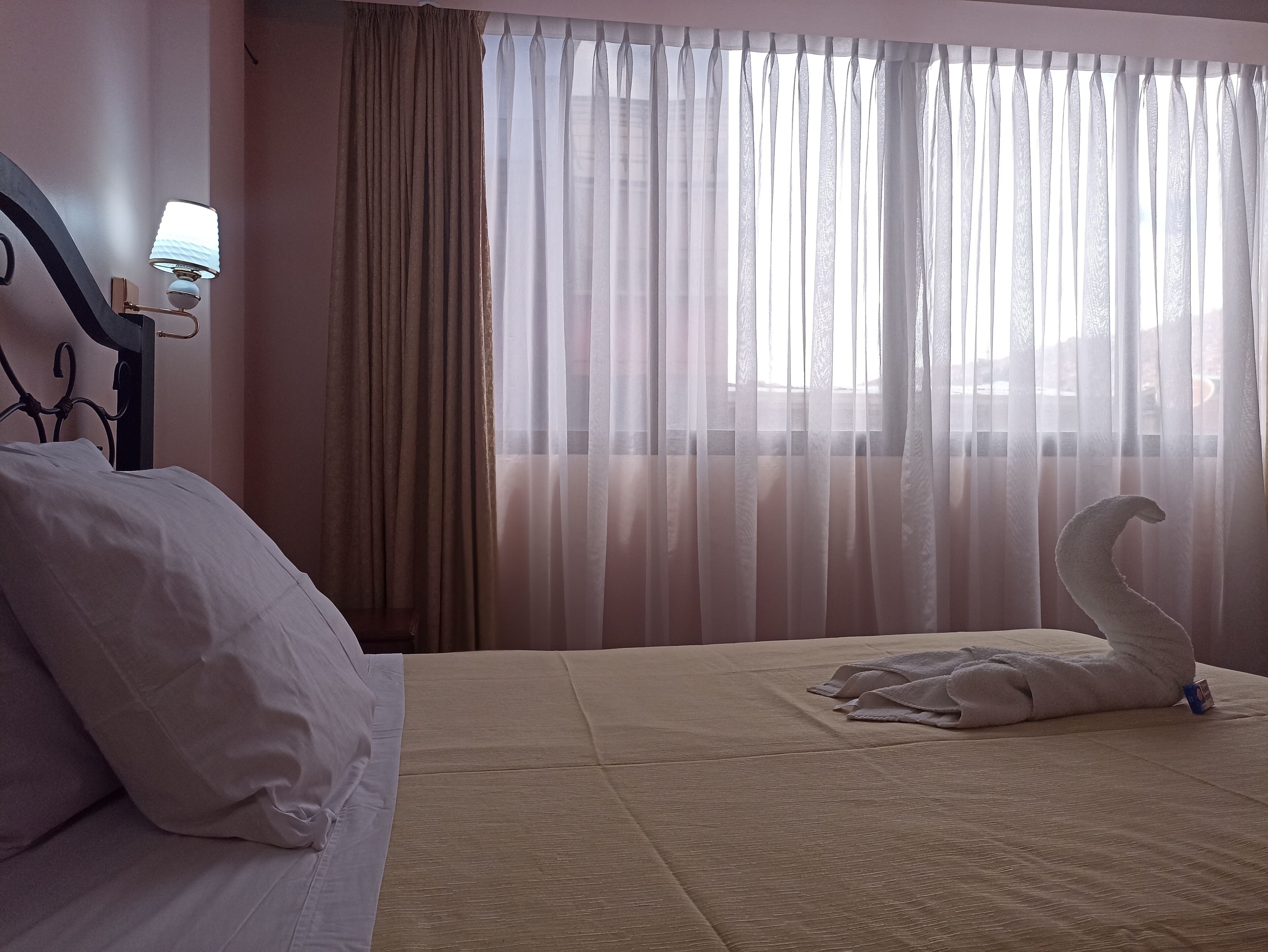 Chambre Double Exécutive, 1 très grand lit, vue ville | Décoration personnalisée, espace de travail pour ordinateur portable